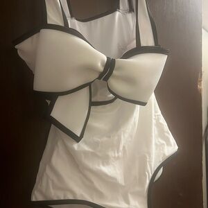 Amazon White and Black Bow-Detail Swim Bra